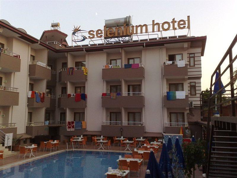 Selenium Hotel Side Exterior photo